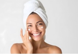 Rutina facial exprés para brillar en tus cenas de Navidad