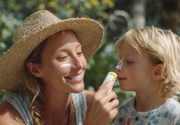 Reaplicar protección solar a los niños sin dramas (ni manchas blancas): el stick que te salvará el verano